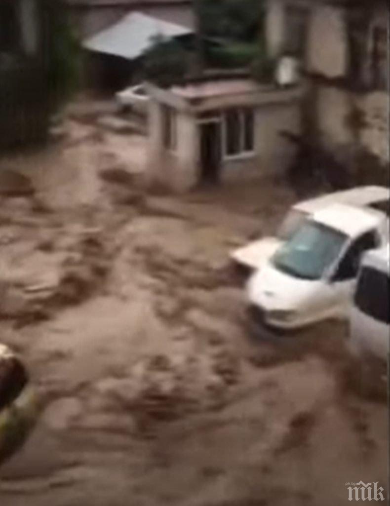 Смерч и наводнения удариха Истанбул (ВИДЕО)
