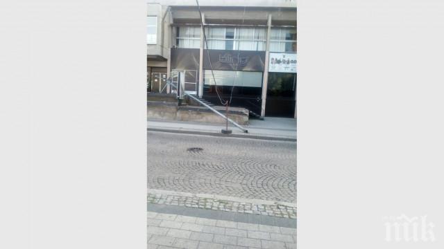 Електрически стълб се срина в центъра на Пловдив