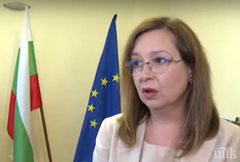 Зорница Русинова предупреждава: Хората да не обменят парите си преди 1 януари