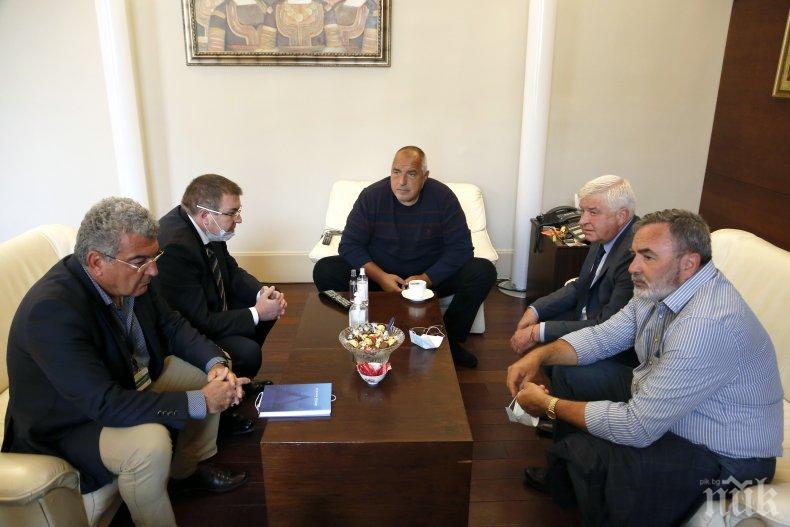 ПЪРВО В ПИК: Премиерът Борисов на среща с щаба и шефове на болници заради епидемията