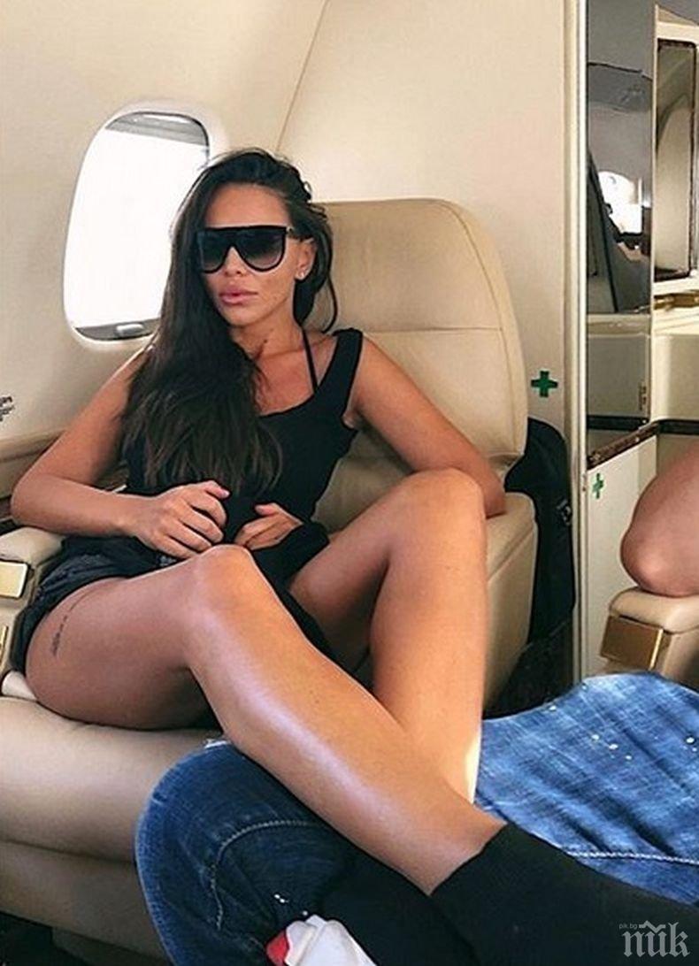 Гръцкият ВИП-плаж пустее, само Алисия му се кефи (СНИМКА)