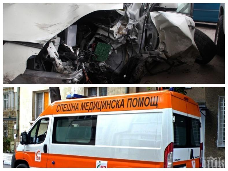 МЕЛЕ НА ПЪТЯ: Петима в болница след челен сблъсък в дъжда