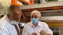 ПЪРВО В ПИК TV: Борисов в завод за текстил в Троян, подариха му юргани и възглавнички за внучетата: Благодарим за маските в кризата! Може да си познаете чаршафите на някоя снимка - вече не знам къде ме щракат (ВИДЕО/ОБНОВЕНА/СНИМКИ)