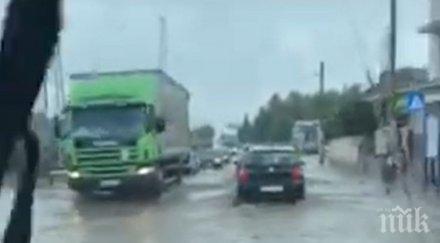 извънредно пик страхотна буря искър улиците наводнени видео