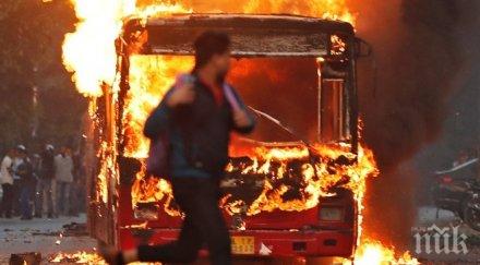 протест мъж подпали автобус пътници двореца президента бразилия