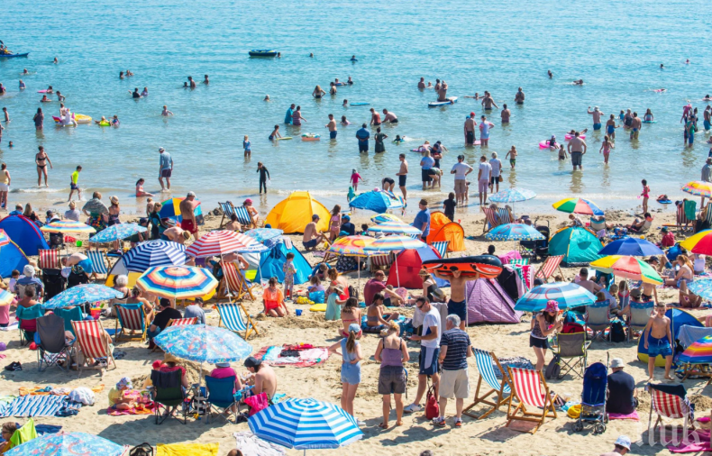 Въпреки ковида: Хиляди на плаж в Англия, ситуацията е критична 
