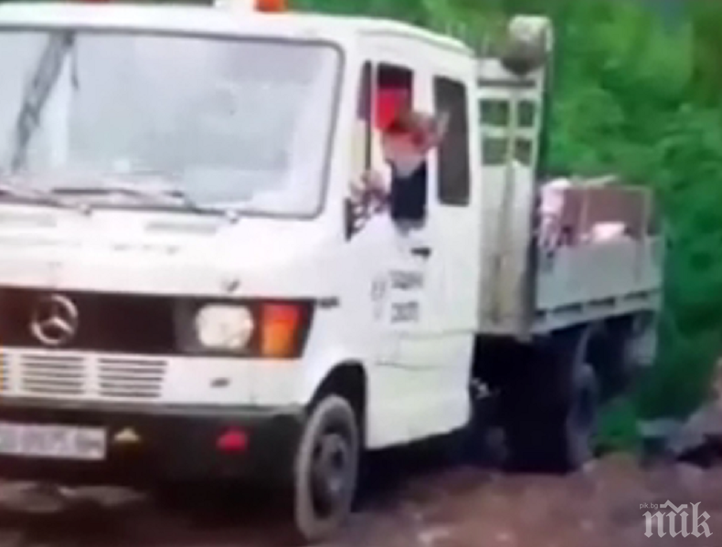 Общински служители хвърлят боклуци в река Искър край Своге