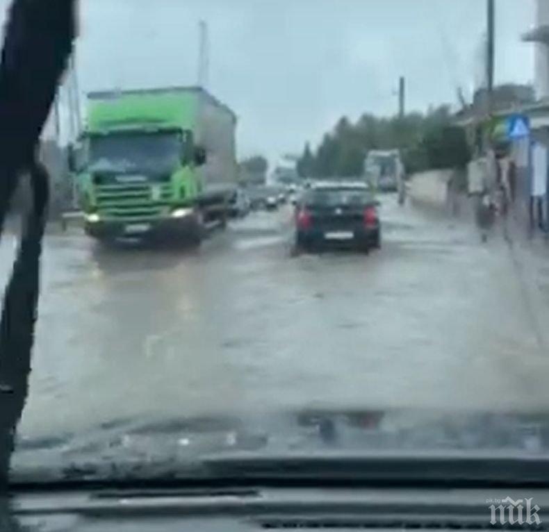 ИЗВЪНРЕДНО В ПИК TV: Страхотна буря в Нови Искър, улиците са наводнени (ВИДЕО)