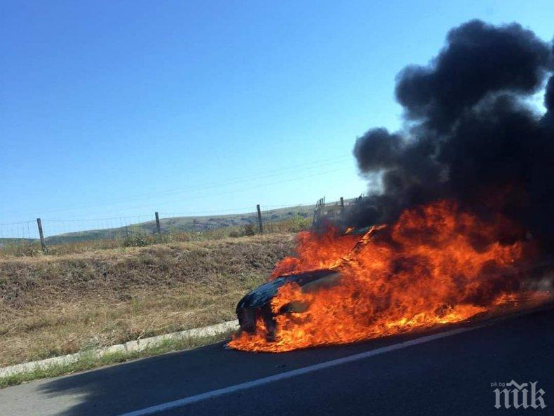 ШОК И УЖАС! Кола изгоря като факла на АМ Тракия, момче и момиче се спасиха по чудо (ВИДЕО)
