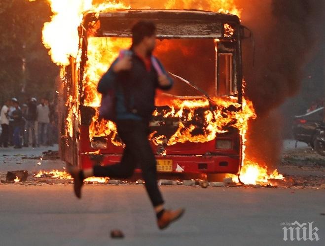 ПРОТЕСТ: Мъж подпали автобус с пътници пред двореца на президента на Бразилия