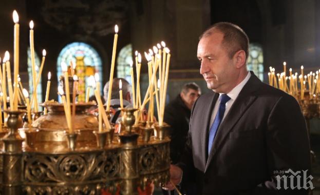 Радев, запали свещ за търпеливия български народ 
