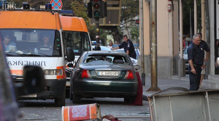 районът около експлозията остава отцепен сутринта