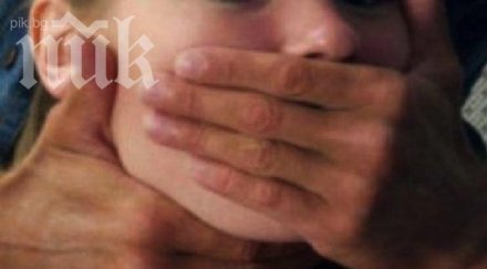 потресаващо баща насилва дъщеря майката държи ръката