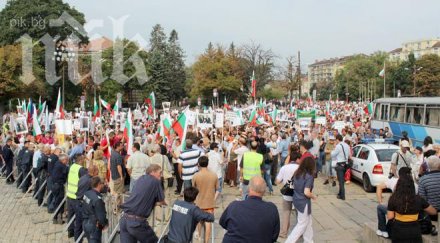 про анти депутатите напускат парламента дъжд аплодисменти освирквания