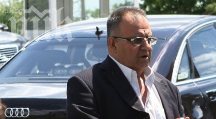 божидар димитров влиза фейсбук комуникира приятели македонци