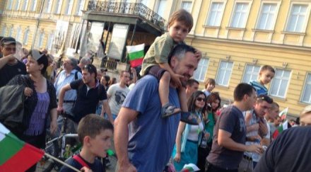 протестиращи родители скандализирани шефката агенцията закрила детето