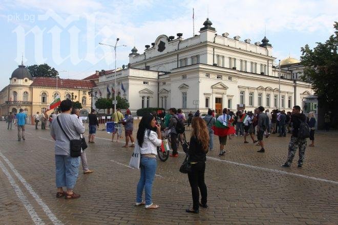 Парламентът се събира извънредно, протестиращи го обкръжават