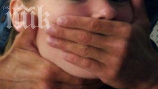 Потресаващо! Баща насилва дъщеря си, майката я държи за ръката