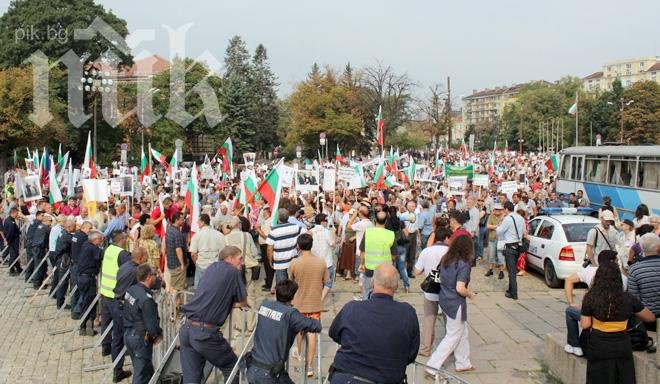 Про и анти: Депутатите напускат парламента под дъжд от аплодисменти и освирквания