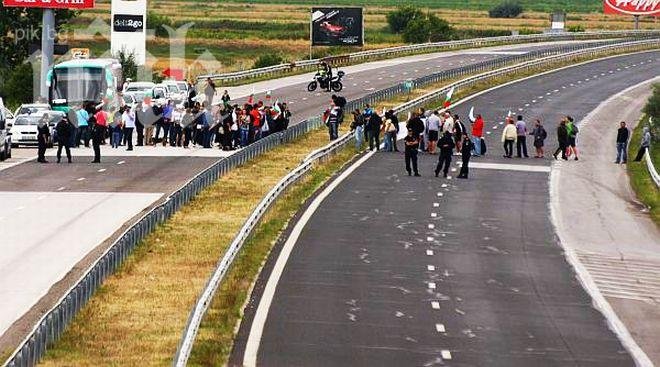 Само в ПИК: Спряха 6 рейса на Владая, идващи на протеста от Благоевград и Сандански (Обновена)