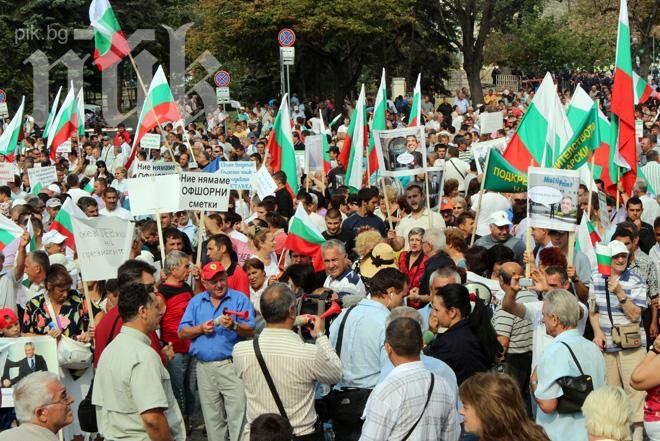 Сблъсъци пред парламента, напрежението ескалира