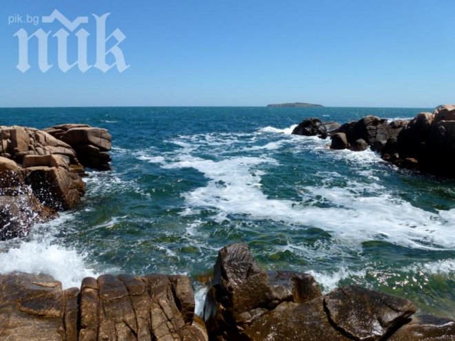 След 3 часа борба: Спасиха мъж, отнесен от морето край Несебър