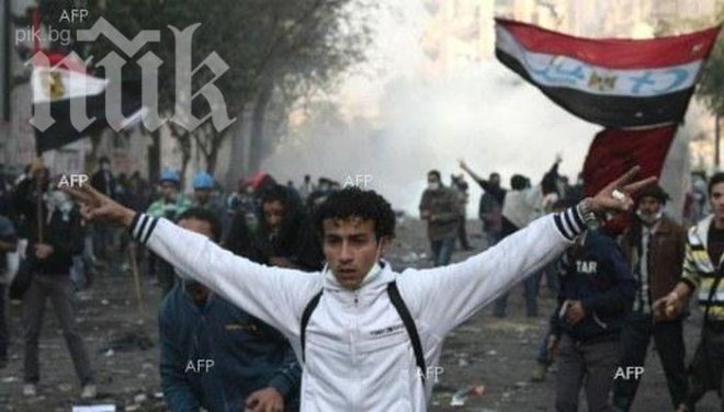 Ислямисти щурмуват сграда на властта в Кайро