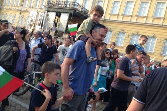 Протестиращи родители скандализирани от шефката на агенцията за закрила на детето