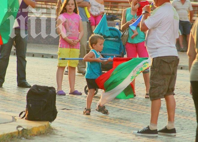 Децата отново са на протеста, малката група тръгна към парламента