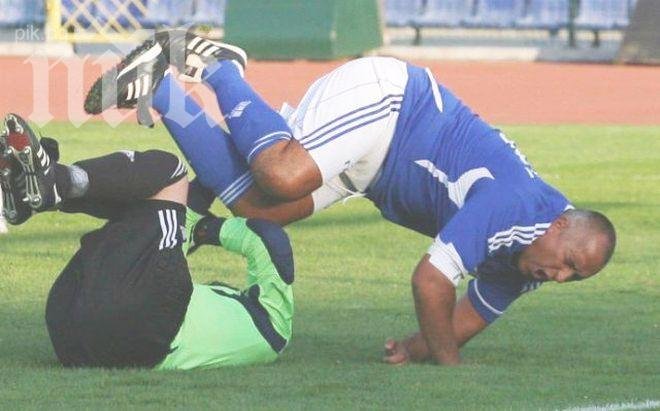 Велико! На 54 Бойко Борисов стана най-възрастният професионален футболист