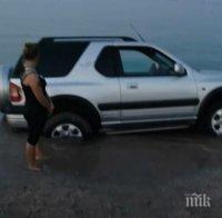 БЕЗОБРАЗИЕ: Джип заседна на плажа в Крайморие 