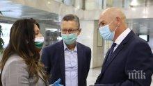 Посланик Херо Мустафа с подаръци към ВМА, посреща я лично ген. Мутафчийски (СНИМКИ)