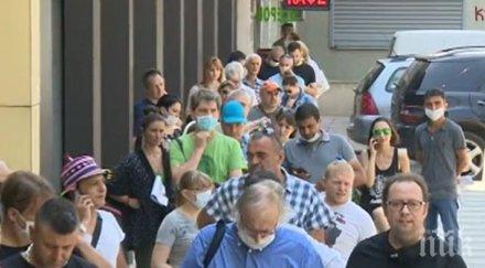 огромни опашки агенцията вписванията