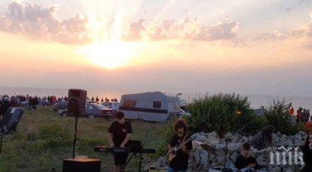 десетки посрещнаха джулай морнинг камен бряг видео