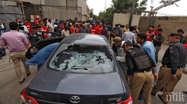 Най-малко 6 са жертвите при нападението над фондовата борса в Карачи