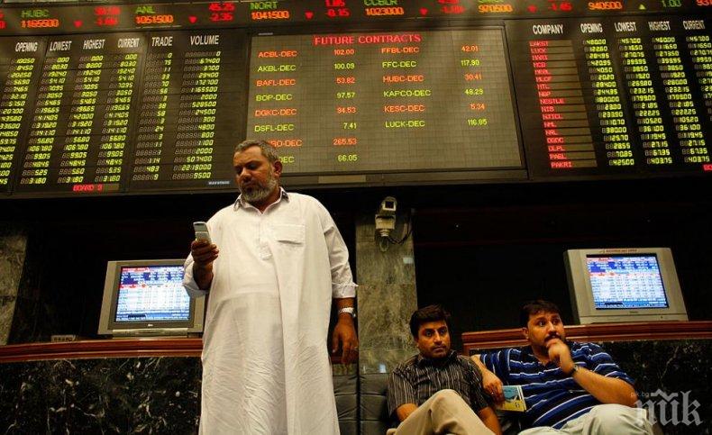 ИЗВЪНРЕДНО: Въоръжени стрелят във фондовата борса на Карачи, има убити