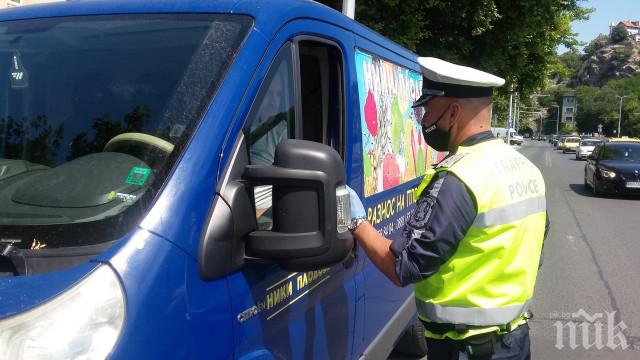 Полицаи раздават листовки за безопасност на пътя