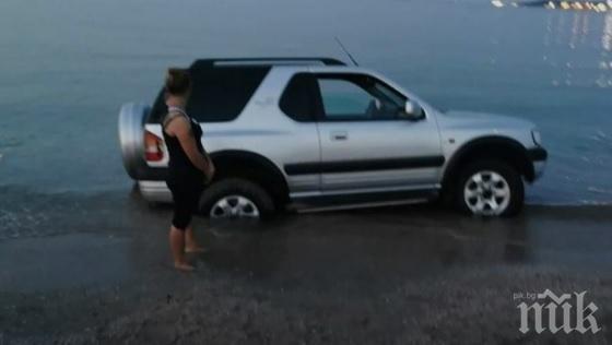 БЕЗОБРАЗИЕ: Джип заседна на плажа в Крайморие 