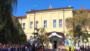 Учениците от Болградската гимназия плачат, след като са били в прародината си България