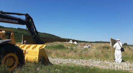 продължават изравят опасните отпадъци червен бряг