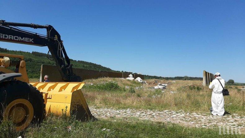 Продължават да изравят опасните отпадъци край Червен бряг