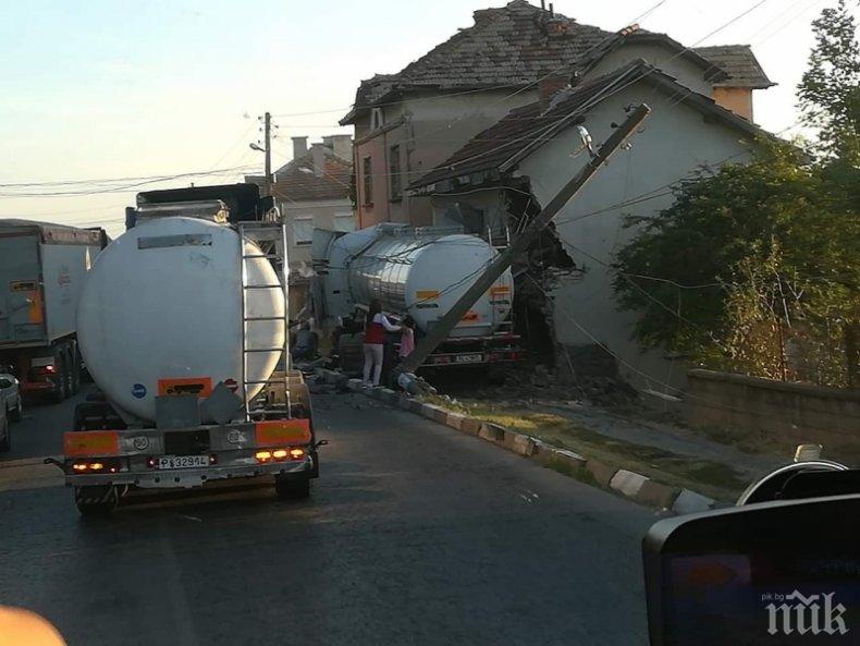 Спипаха шофьор да точи гориво от служебния камион, продавал горивото