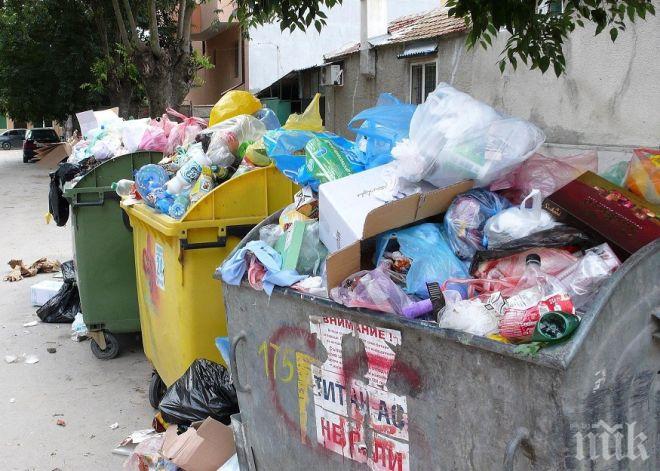 ПРОБЛЕМ: Паркирани коли пречат на вдигането на боклука във Варна
