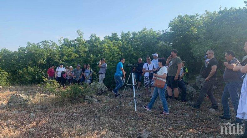 НА ПОХОД: Цвета Караянчева наблюдава белоглави лешояди в Източните Родопи