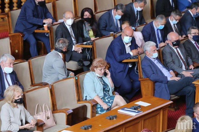 След екшъна в парламента: 24 депутата изгърмяха с по 300 лв. 


