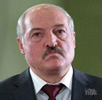 Лукашенко дава интервюта по чорапи (СНИМКА)