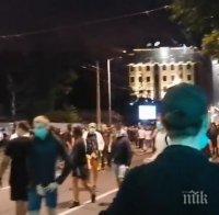 Протестиращи атакуваха с факли сградата на Скупщината в Белград