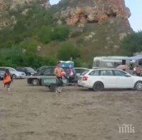 АБСОЛЮТНО БЕЗОБРАЗИЕ: Превърнаха уникалния плаж Болата в паркинг АБСОЛЮТНО БЕЗОБРАЗИЕ: Превърнаха уникалния плаж Болата в паркинг