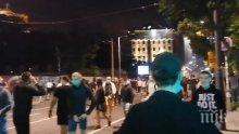 Протестиращи атакуваха с факли сградата на Скупщината в Белград