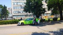 МАЛКИ ЖЕСТОВЕ: Таксиметров шофьор помогна на жена, която едва стои на краката си